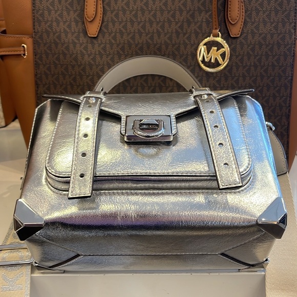 MICHAEL KORS
Manhattan Medium TH SCHOOL Crackled Metallic Leather SATCHEL
NWT - Picture 5 of 16